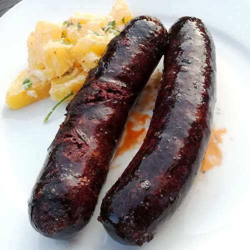 Butifarra negra serviert auf dem Teller Butifarra negra serviert auf dem Teller