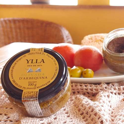 Preview: Olivada verde 100g - natürliche Olivenpastete mit aromatischen Kräutern Preview: Spanische grüne Olivenpastete auf Teller