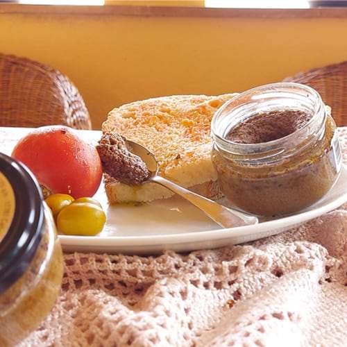 Preview: Olivada verde 100g - natürliche Olivenpastete mit aromatischen Kräutern Preview: Spanische grüne Olivenpastete mit Brot