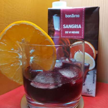 Spanische Sangria im Glas serviert Spanische Sangria im Glas serviert