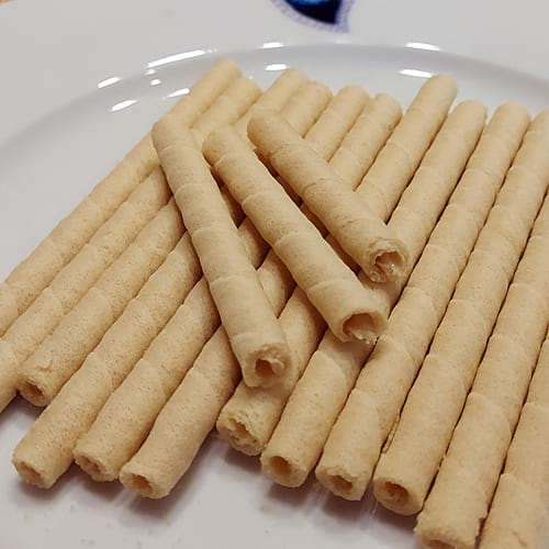 Preview: Barquillos rellenos de almendra 200g - waffle rolls filled with almond cream Preview: filled waffle rolls with almond cream on a plate