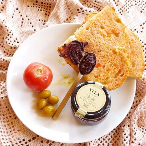 Spanish black olive creme with bread
